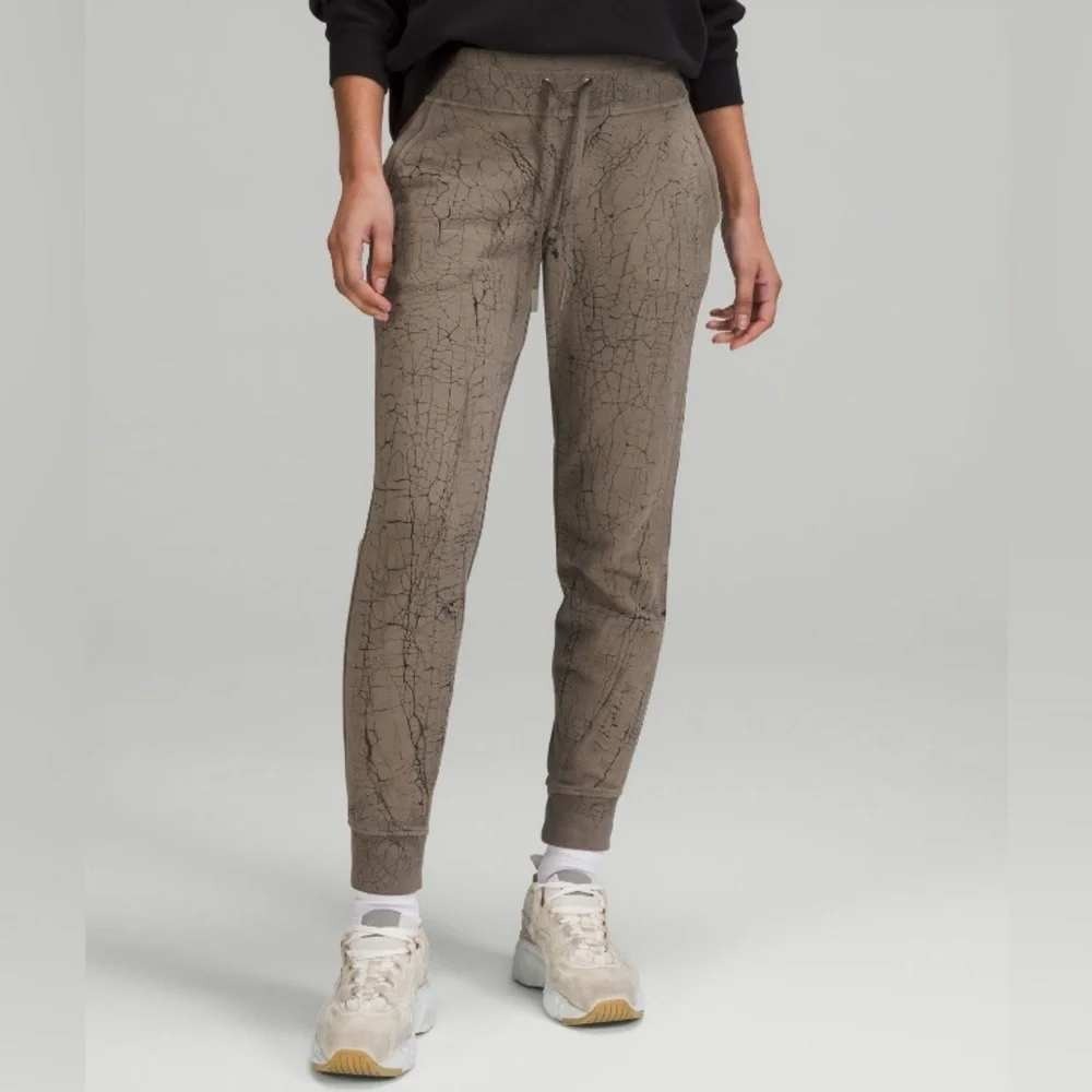 Lululemon Warm Down Jogger Size 8 Leathery Crackle Olive Green LW5DMXS